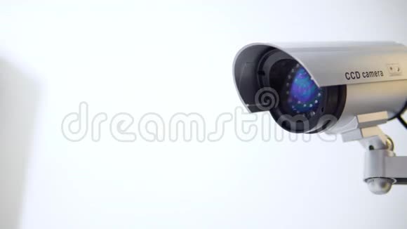 监控摄像头在白色背景上闪烁红灯关门视频的预览图