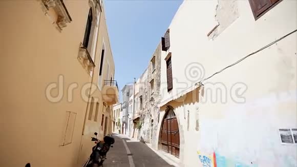 旧城的街道有旧房子和涂鸦的街道视频的预览图
