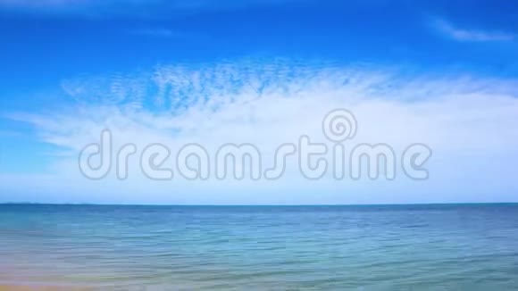 在泰国萨穆伊晴朗的蓝日云层在海面上移动视频的预览图