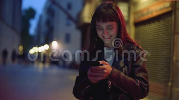 人们在夜街使用电话视频的预览图