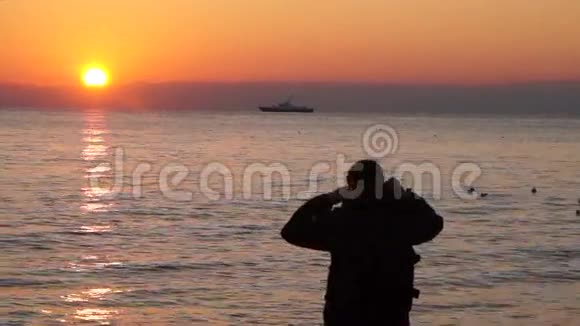 在海滩上看日落的那个人视频的预览图