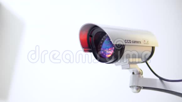 监控摄像头在白色背景上闪烁红灯关门视频的预览图