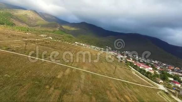 空中摄影观的美丽山体景观视频的预览图