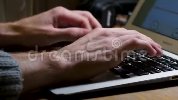 在办公室用笔记本电脑关闭男性的双手在内部男性的手在笔记本电脑键盘上打字侧视视频的预览图