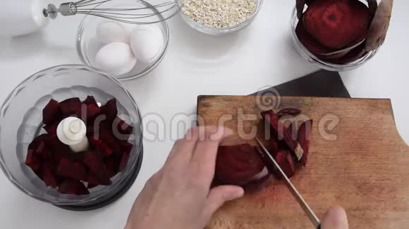 从女性手中可以看到用红甜菜根燕麦和鸡蛋做健康甜点视频的预览图