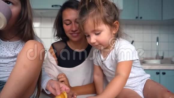妈妈和两个女儿吃煎饼视频的预览图