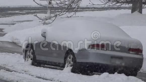汽车陷在雪中视频的预览图