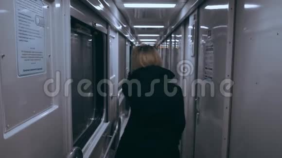 火车上的女孩站在空荡荡的走廊里靠在窗户上视频的预览图
