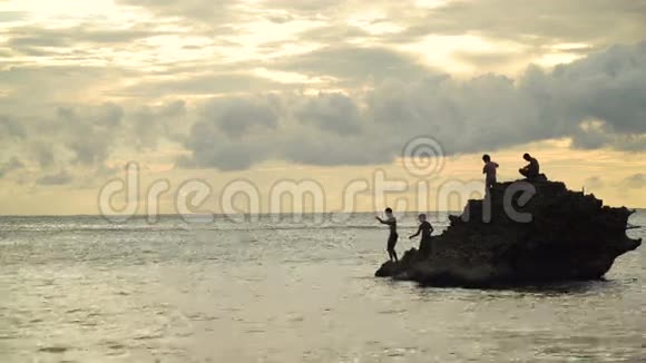 孩子们在海里的岩石上钓鱼视频的预览图