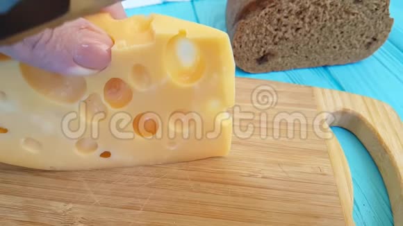 瑞士奶酪刀切慢动作视频的预览图