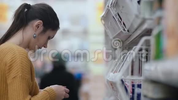 超市里的年轻美女站在货架前看着什么然后转身走开了4K视频的预览图