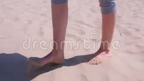 女游客光着脚在沙滩上散步休息度假视频的预览图