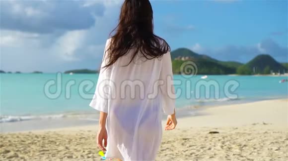 在热带海滨玩得很开心的年轻美女在海滨戴帽子的女孩的后景流动人口视频的预览图