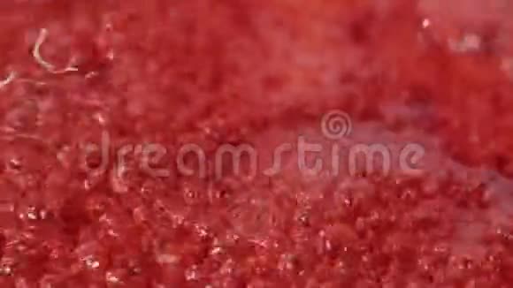 在锅炉中关闭红蔓越莓煮沸过程以进行果酱视频的预览图