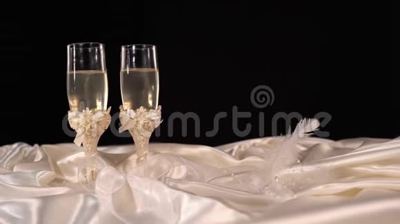 桌上放着闪闪发光的香槟酒的结婚眼镜视频的预览图