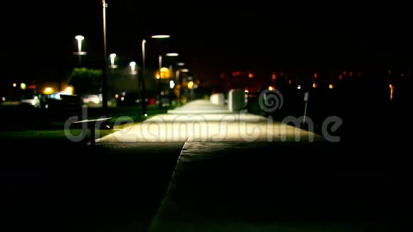 夜晚的长步道视频的预览图
