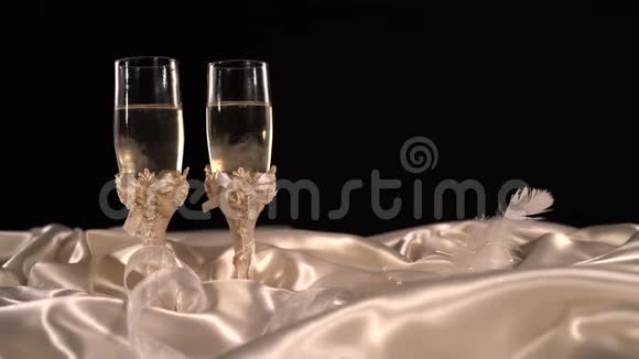 桌上放着闪闪发光的香槟酒的结婚眼镜视频的预览图