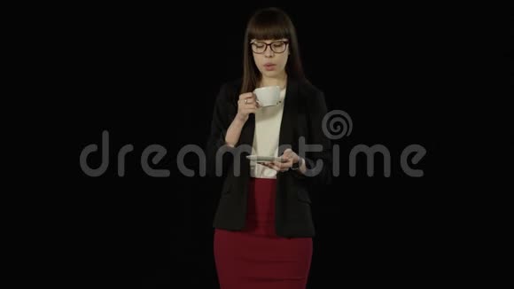 一个年轻漂亮的女孩拿着一杯热饮在上面视频的预览图