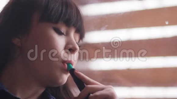 美丽的年轻女子吸入胡克在咖啡馆里抽烟的女孩特写视频的预览图