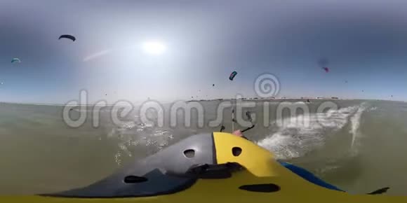 360男性摄像机控制训练风筝视频的预览图