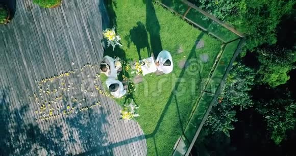 豪华酒店巴厘岛婚礼的无人机鸟瞰图视频的预览图