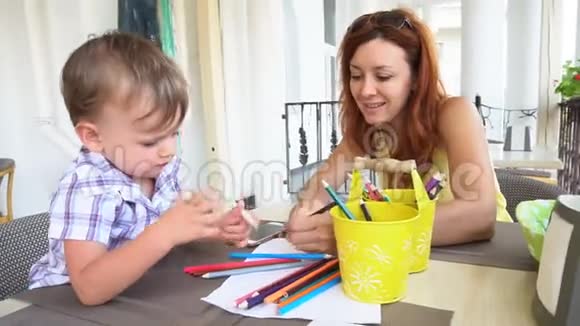 妈妈带着儿子宝宝画着彩色铅笔视频的预览图