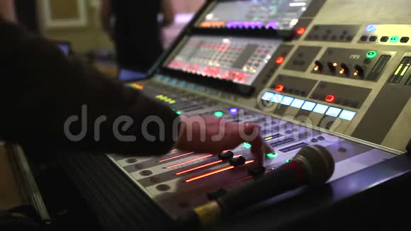 DJ在夜总会工作假日音响工程师音响设备WAD特写视频的预览图