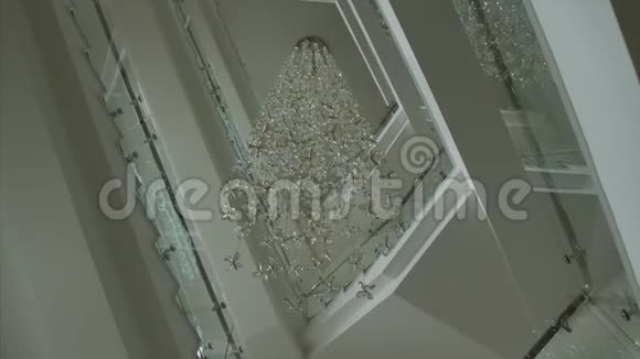 大厅里挂着豪华的大型水晶吊灯视频的预览图