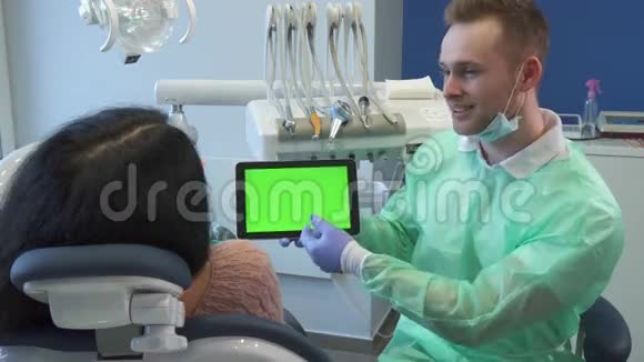 牙医把手放在平板电脑上视频的预览图