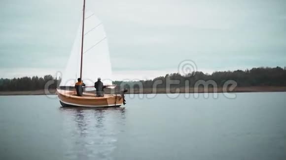 木帆船和两个人试着摆桅杆视频的预览图