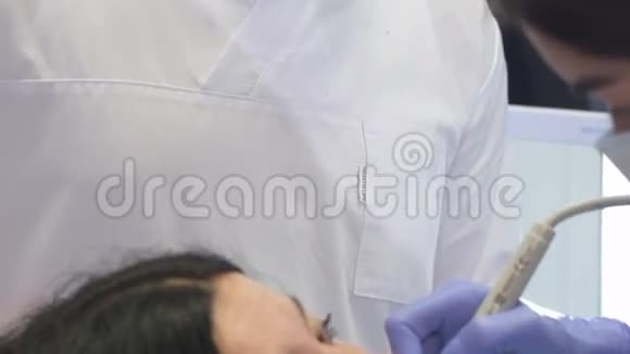 牙医为女性提供超声波清创视频的预览图
