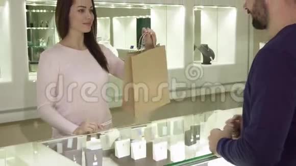 女卖家给顾客买珠宝店视频的预览图
