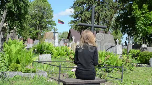 士兵损失女孩坟墓视频的预览图
