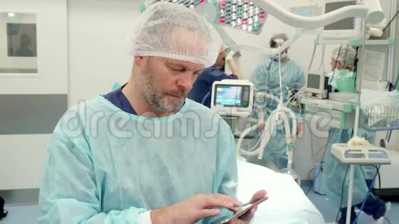 外科医生在手术室使用平板电脑视频的预览图