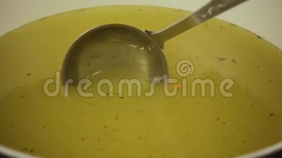 慢动作用勺子从平底锅中捞出肉汤视频的预览图