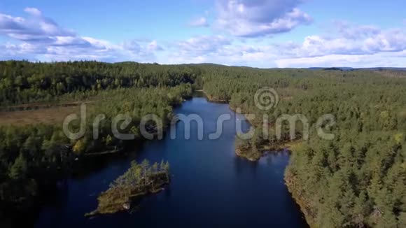 日落时湖的鸟瞰图诺威风景区飞过湖面和森林视频的预览图