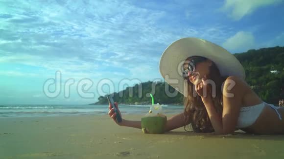 热带度假期间饮用椰子奶的妇女视频的预览图