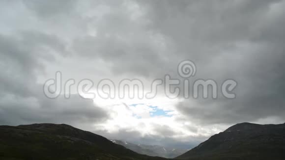 云层在巍峨的山峰上移动雪片覆盖视频的预览图