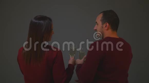 一对夫妇戴着香槟酒杯庆祝新年视频的预览图