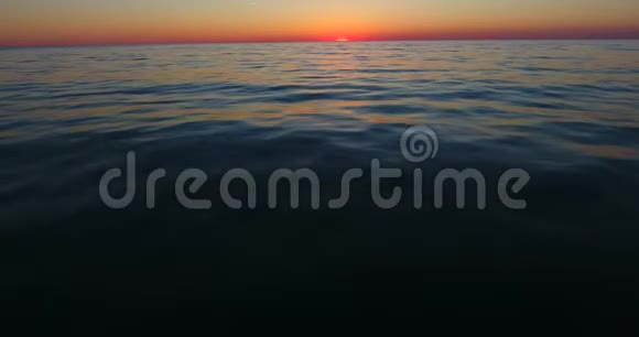 航空飞行海拔较低的海水波罗的海清澈的日落视频的预览图