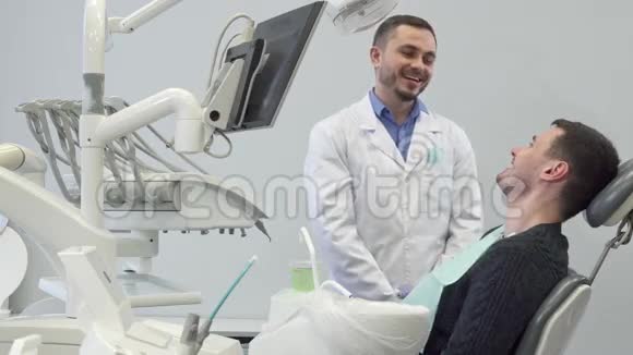 牙医和他的男客户谈过视频的预览图