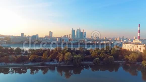 莫斯科11月18日在卢日尼基和莫斯科河体育场周围飞行莫斯科城市的塔楼在地平线上美丽美丽视频的预览图
