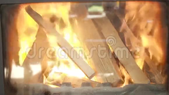 壁炉里的木头着火了视频的预览图