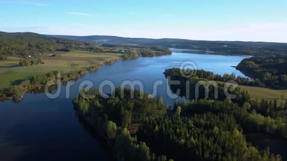 日落时湖的鸟瞰图诺威风景区飞过湖面和森林视频的预览图