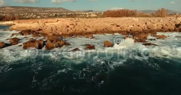 从深处到岸边净化自然波的起源石滩视频的预览图