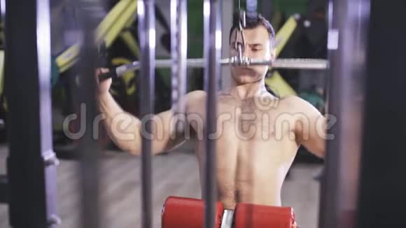 强壮强壮的运动员在健身房锻炼肌肉视频的预览图
