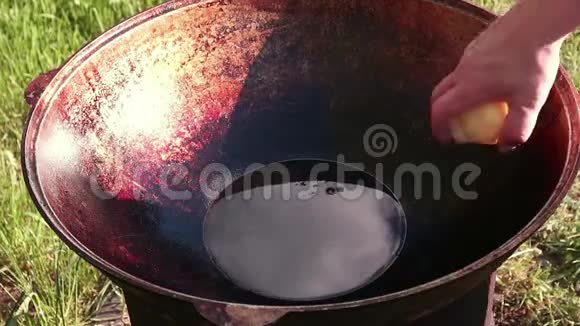 在户外大锅里用橄榄油煮小的春黄土豆野营概念视频的预览图