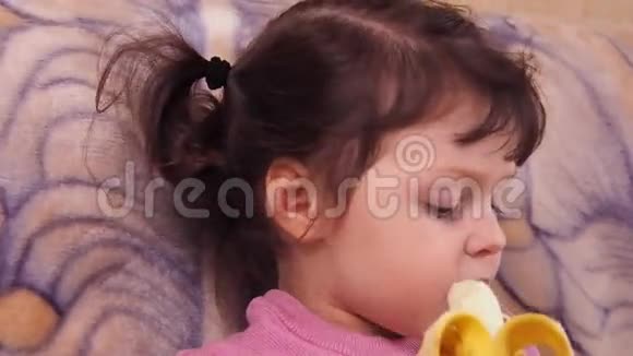 小女孩吃香蕉津津有味地吃着香蕉视频的预览图