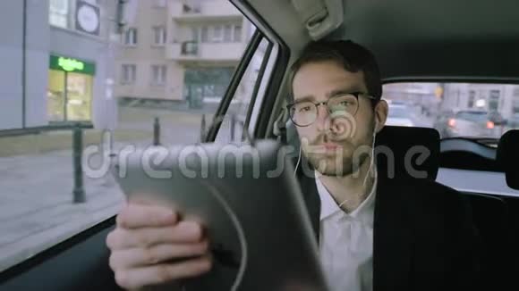 年轻商人在交通堵塞中使用平板电脑视频的预览图