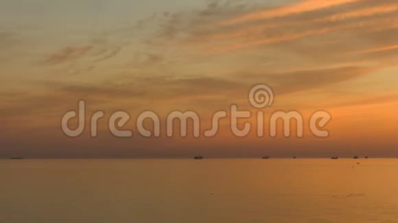 美丽的大海上壮丽的金色夕阳专业的时间流逝没有闪烁没有鸟视频的预览图